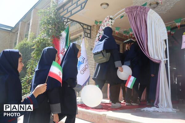 آغاز راه  هفتمی ها در «جشن جوانه‌ها» دبیرستان مبین