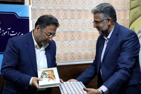 گرامیداشت هفته معلم با تجلیل از فرهنگیان آموزش و پرورش منطقه ۱۴ 
