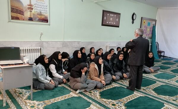 جلسه جهاد اسلامی حجاب و عفاف دختران در دبیرستان حاج مهدی روحانی شهرستان خلیل آباد 
