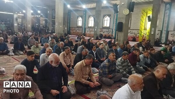 از پیر تا دانش آموز در نماز جمعه نیشابور حضور دارند-۱