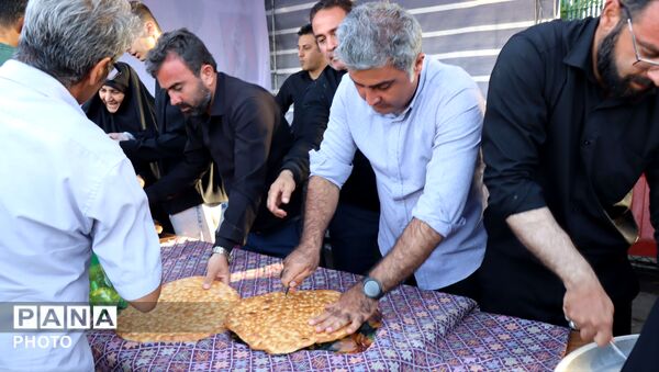 خدمت به زائران آقای شهید ایران 