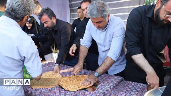 خدمت به زائران آقای شهید ایران 