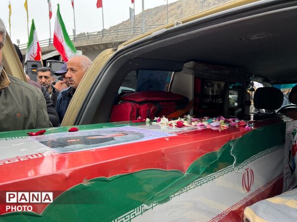 تشییع پیکر شهید دانشمند محمدرضا کیا بر دستان مردم کرج 
