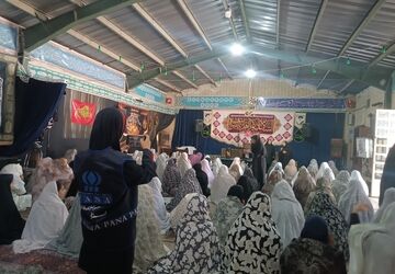 اقامه نماز جماعت دانش‌آموزی در دبیرستان هیئت امنایی هاجر