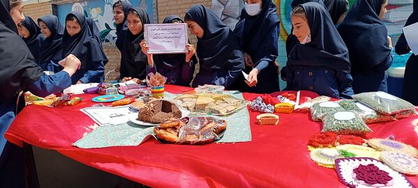 برپایی بازارچه کسب و کار در دبستان غیردولتی مهرو ماه آشخانه 
