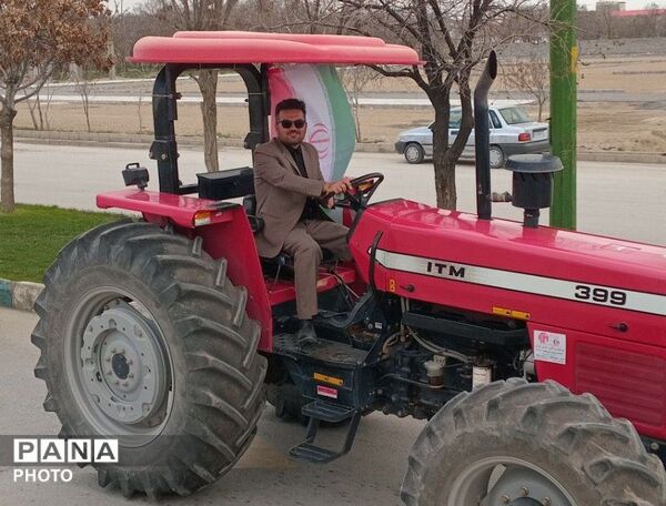 رژه تراکتورسواران کبودراهنگ در حمایت از نیرو‌های مسلح