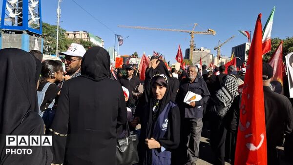 خروش مردم ایران زمین در مشهد مقدس برای وداع با رهبر شهید انقلاب