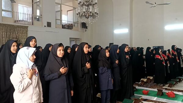 برپایی نماز جماعت در مکتب النرجس