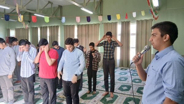 برگزاری نماز جماعت در دبیرستان نمونه دولتی معلم ساوجبلاغ 