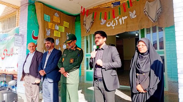 دبیرستان دخترانه فدک میزبان آیین زنگ نمادین «استکبار‌ستیزی» در شهر بن 