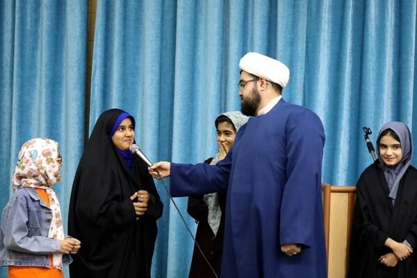 ضیافت افطاری جمعی از دانش‌آموزان با امام جمعه یزد 