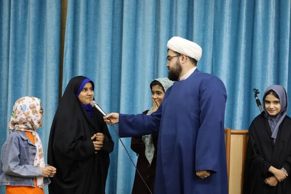 ضیافت افطاری جمعی از دانش‌آموزان با امام جمعه یزد 