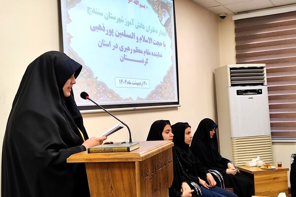 دیدار دختران دانش‌آموز سنندجی با نماینده ولی‌فقیه در کردستان 