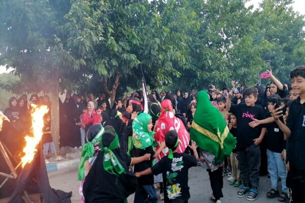 مراسم نمادین آتیش زدن خیمه ها در عصر روز عاشورا در شهر بار