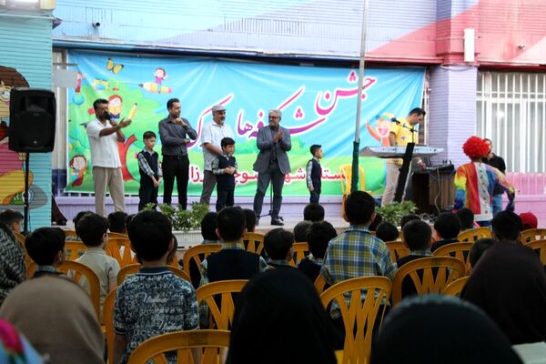 جشن شکوفه‌ها در دبستان منوچهر رزاقی ناحیه۳ مشهد