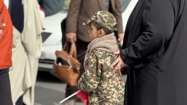 پیر و جوان، زن و مرد، همه آمدند
