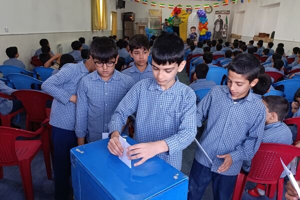 لبخند عاطفه بر لبان دانش‌آموزان میبدی