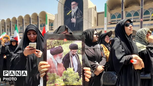  نمایشِ اقتدار در تشییعِ رهبر شهید