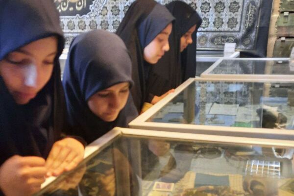 اجرای طرح «لاله‌های روشن» در دبیرستان هیات امنایی فرزانگان با هدف ترویج فرهنگ ایثار