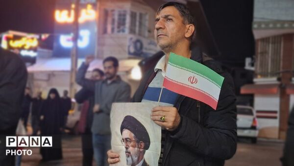 تجلی وحدت در کومله؛ تجمع شبانه در حمایت از نیروهای مسلح و رهبر معظم انقلاب