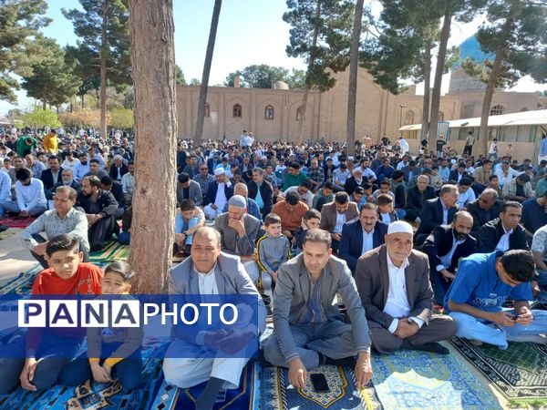 اقامه نماز عید فطر با حضور گسترده مردم اهل سنت تربت جام