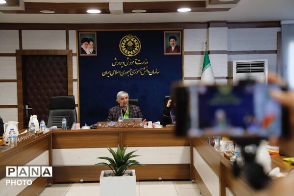 نشست هم‌اندیشی مسئولان دانش‌آموزی تهران با محور آموزش مربیان و مدیریت مصرف انرژی