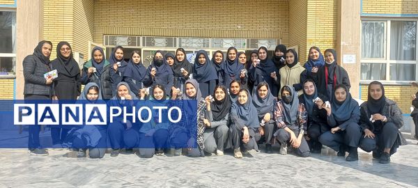 تقدیر از دانش‌آموزان برتر دبیرستان دخترانه ۱۳ آبان