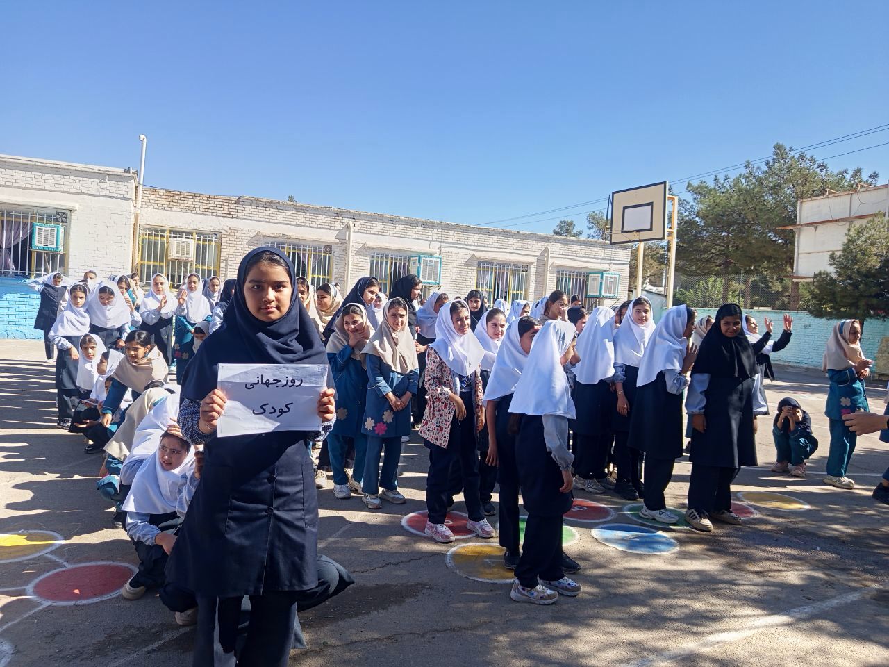 روزی شاد در دبستان سمیه کاشمر