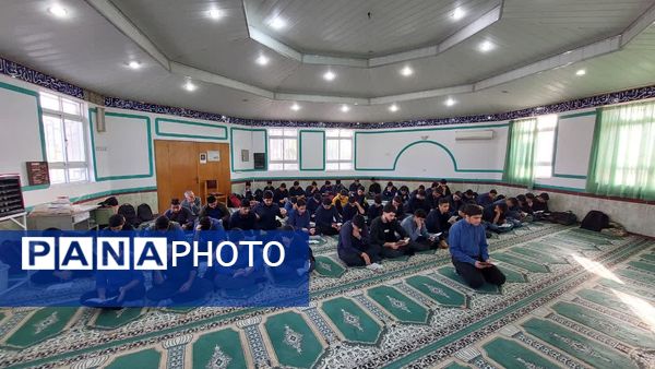برگزاری نماز جماعت و زیارت عاشورا در دبیرستان شاهد