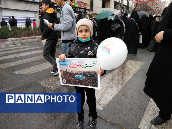 همگام با هم؛ مردم و دانش‌آموزان، شکوه جاودانه ۲۲ بهمن را فریاد می‌زنند