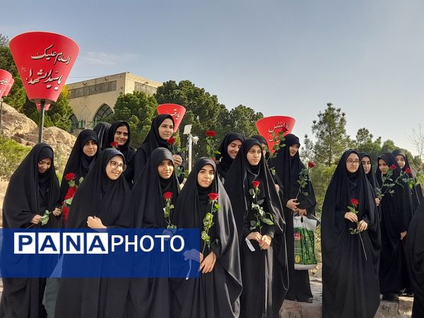ادای احترام به شهدا توسط دانش‌آموزان دبیرستان فرهنگ ۱۳