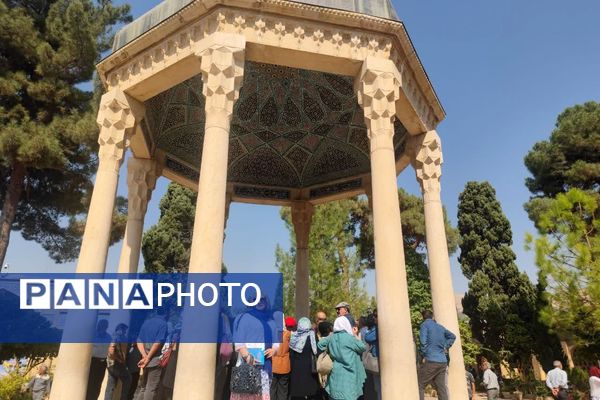 روز بزرگداشت حافظ، شاعر پرآوازه و لسان‌الغیب