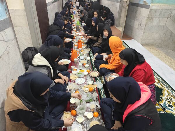 برپایی سفره افطار در دبیرستان امام علی(ع)ناحیه پنج 