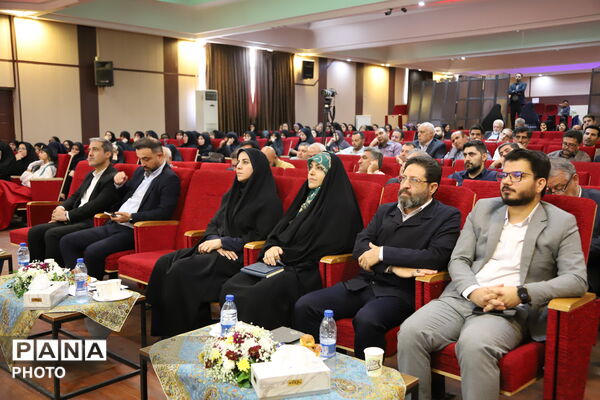 نشست صمیمی مدیرکل آموزش و پرورش تهران با مدیران مدارس منطقه ۱۳