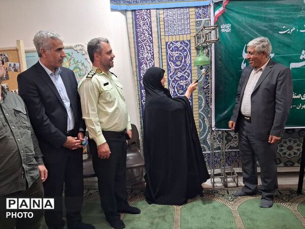 طنینِ «زنگِ مهر» در مدرسه شهدای صنف گردبافانِ منطقه ۱۶