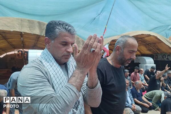 پیوند جان و جانان در کربلا؛ اقامه نماز جماعت در جوار ضریح شش‌گوشه