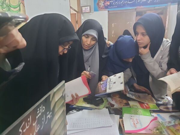 صدای ورق زدن کتاب، نوای دبیرستان شاهد تکتم در هفته کتاب