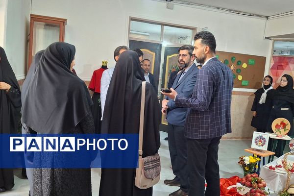 بازدید معاون پرورشی و فرهنگی اداره‌کل شهرستانهای استان تهران از جشنواره انار در هنرستان ام‌البنین ورامین
