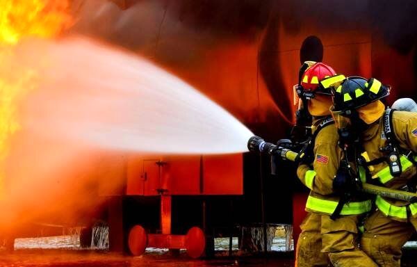 مهار آتش‌سوزی در ساختمان اداری ـ تجاری شش‌طبقه در یوسف‌آباد