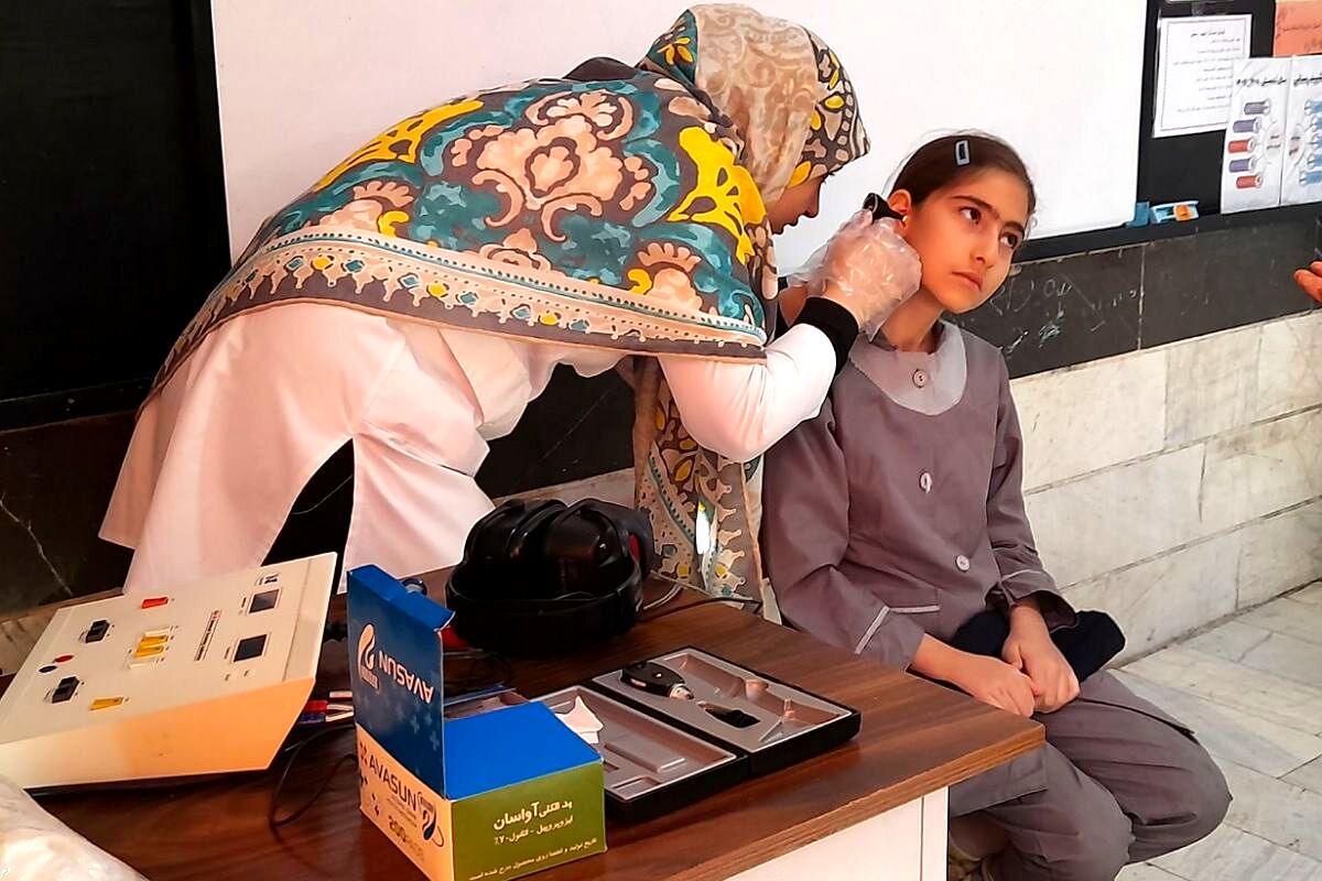 حضور پزشکان خیریه امام حسن عسگری برای غربالگری دانش آموزان دبستان میرشفیعی ها امری جهادی