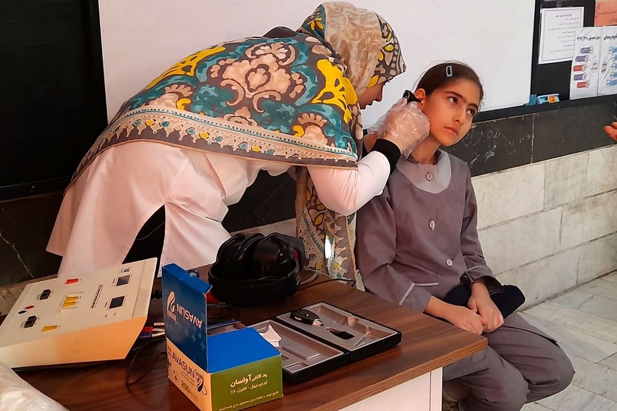 حضور پزشکان خیریه امام حسن عسگری برای غربالگری دانش آموزان دبستان میرشفیعی ها امری جهادی