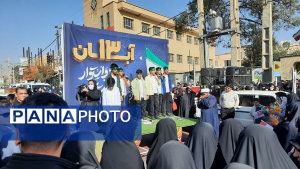 راهپیمایی پرشور دانش آموزان ساوجی در یوم الله ۱۳ آبان