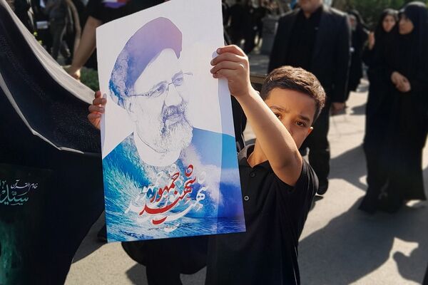 حضور میلیونی مردم تهران برای بدرقه شهید جمهور و یاران