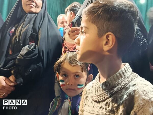 کودکان انقلابی کاشمر دست در دست والدین به خیابان آمدند