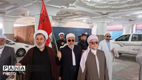 ایستادن علمای شیعه و سنی در یک صف برای نماز بر پیکر شهید