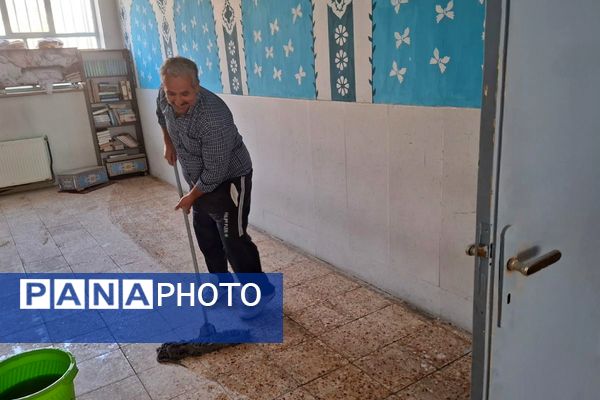 غبارروبی نماز‌خانه‌های مدارس شهرستان ملارد در آستانه آغاز سال تحصیلی 
