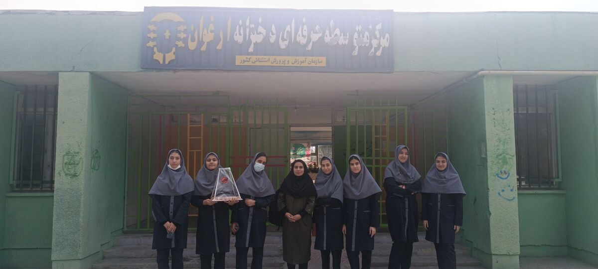 بازدید همیار مشاوران دبیرستان شاهد نرجس فولادشهر از دبیرستان استثنایی ارغوان