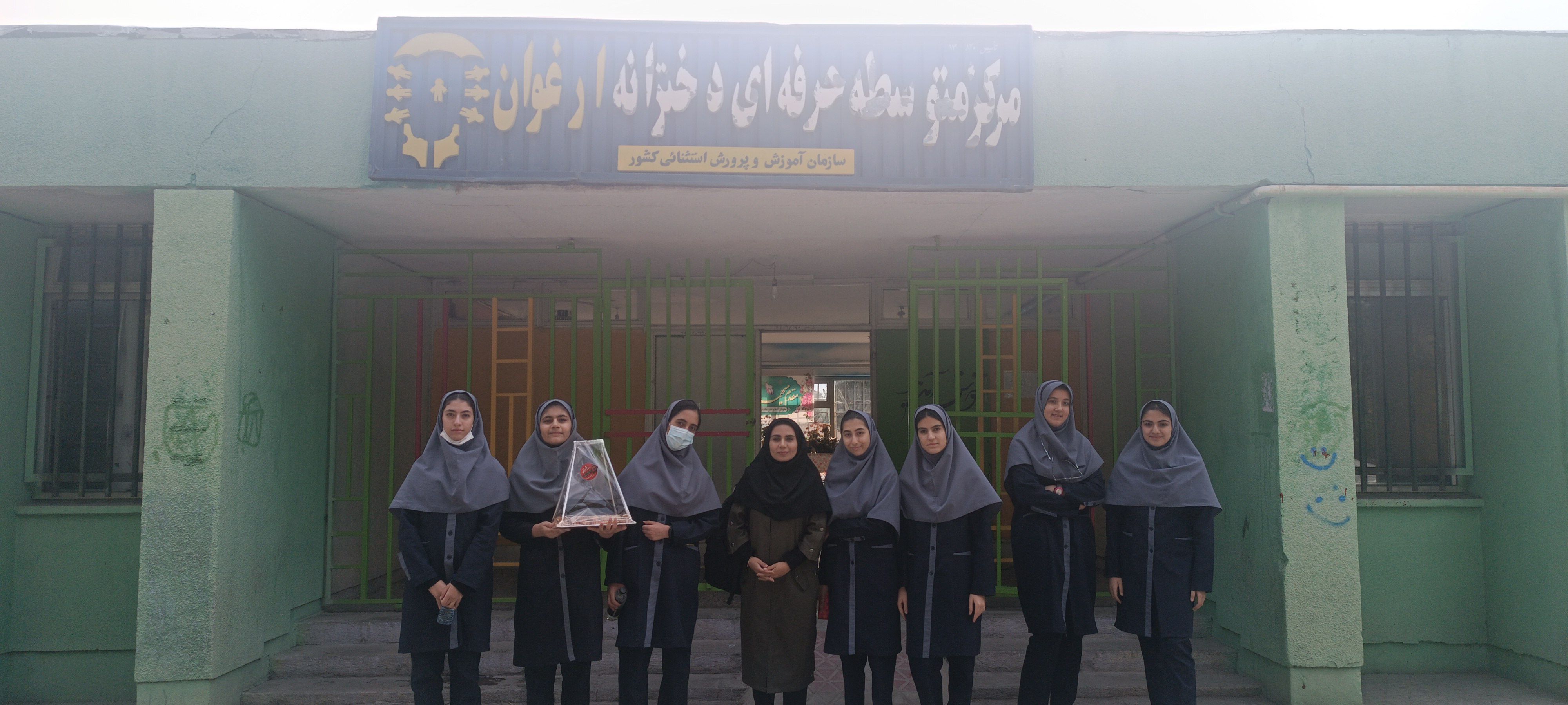 بازدید همیار مشاوران دبیرستان شاهد نرجس فولادشهر از دبیرستان استثنایی ارغوان