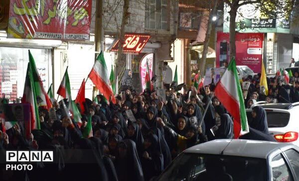 هم‌نشینی آرام کنار مزار شهید گمنام