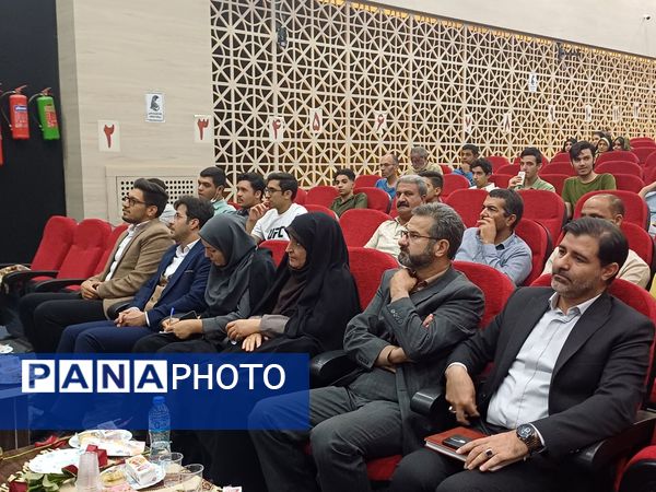 جشن ستارگان دانش‌آموزی در تالار شهرداری دولت‌آباد شهرستان برخوار 